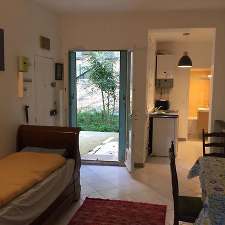 Proche Du Chateau De Versaillles Une Chambre Avec Jardin Версаль Экстерьер фото
